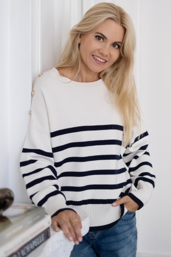 Sweter w paski, dekoracyjne guziki na ramionach