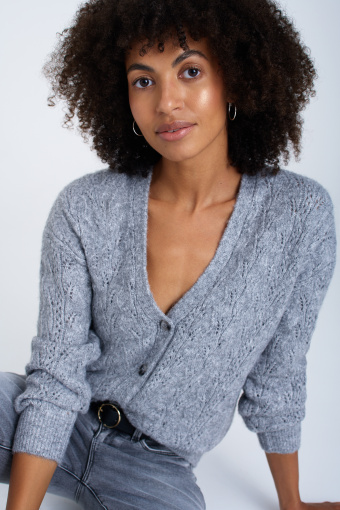 Szary kardigan z efektownymi warkoczami