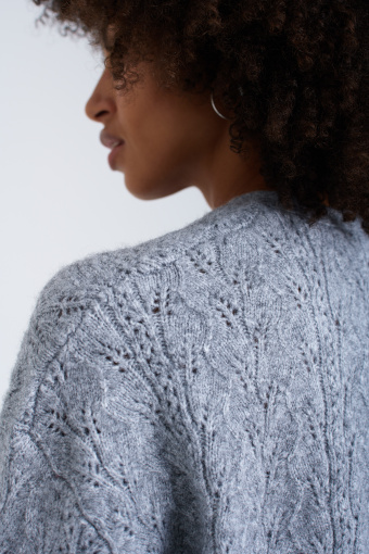 Szary kardigan z efektownymi warkoczami