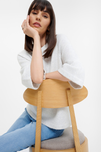 Luźny sweter w kremowym kolorze Luźny sweter w kremowym kolorze