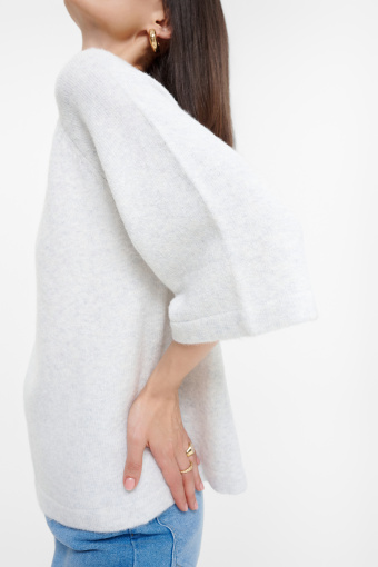 Luźny sweter w kremowym kolorze Luźny sweter w kremowym kolorze