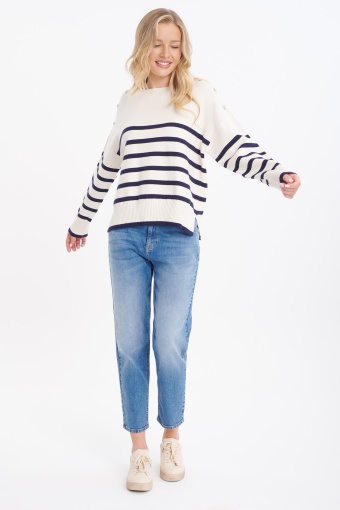 Sweter w paski, dekoracyjne guziki na ramionach