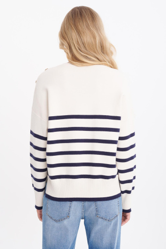 Sweter w paski, dekoracyjne guziki na ramionach