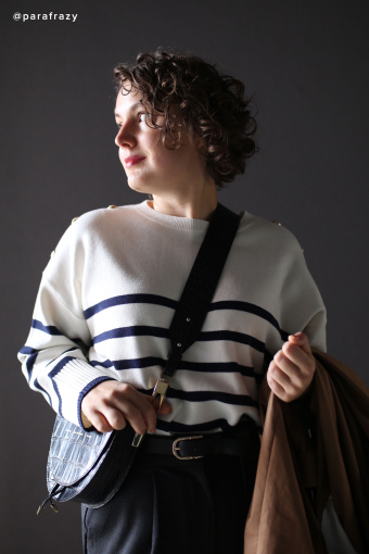 Sweter w paski, dekoracyjne guziki na ramionach