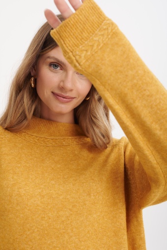 Musztardowy sweter z półgolfem