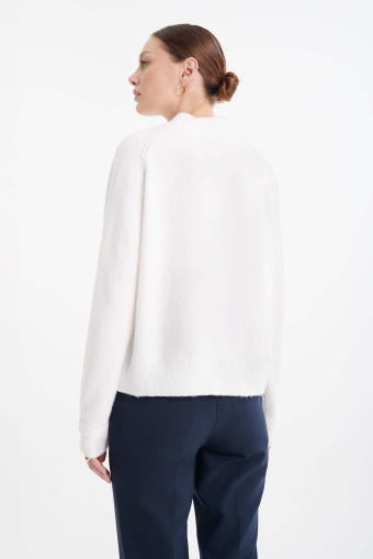 Stylowy półgolf w kolorze ecru