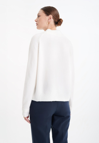 Stylowy półgolf w kolorze ecru