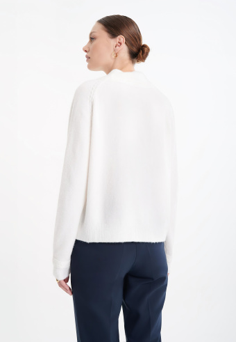 Stylowy półgolf w kolorze ecru