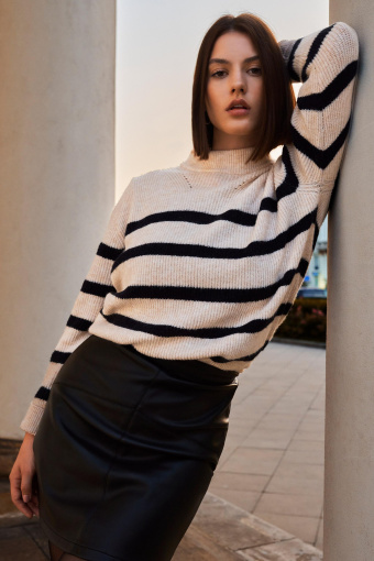 Kremowo-czarny sweter w paski Kremowo-czarny sweter w paski