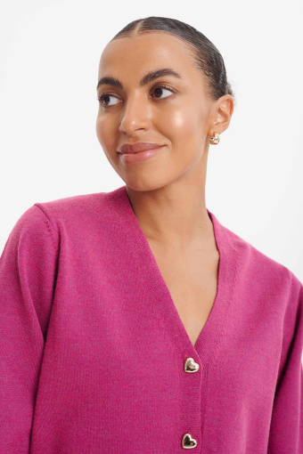 Różowy kardigan z ozdobnymi guzikami