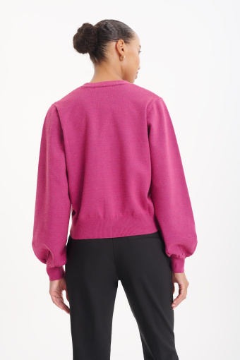 Różowy kardigan z ozdobnymi guzikami