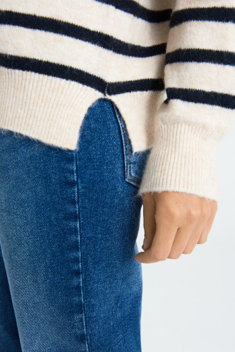 Sweter z nadrukiem w paski i ozdobnymi guzikami, kremowo-czarny