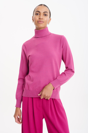 Różowy sweter z golfem