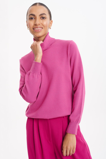 Różowy sweter z golfem