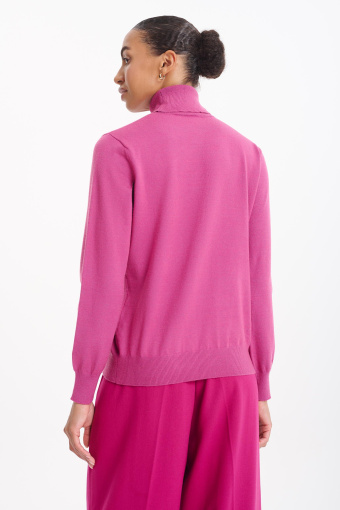 Różowy sweter z golfem