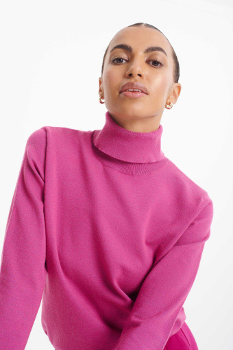 Różowy sweter z golfem