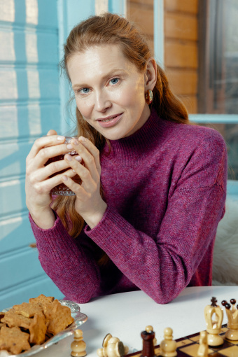 Różowy sweter z golfem