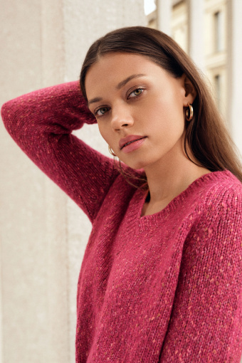 Różowy, luźny sweter z dekoltem w V