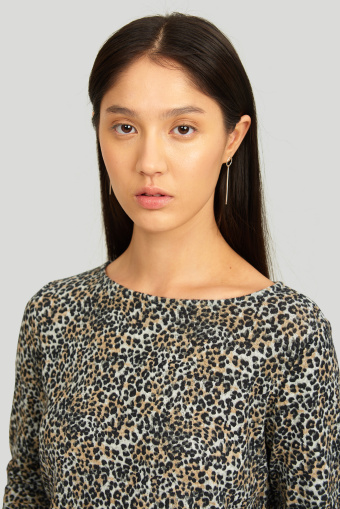 Klasyczny sweter z nadrukiem w panterkę, czarno-beżowy