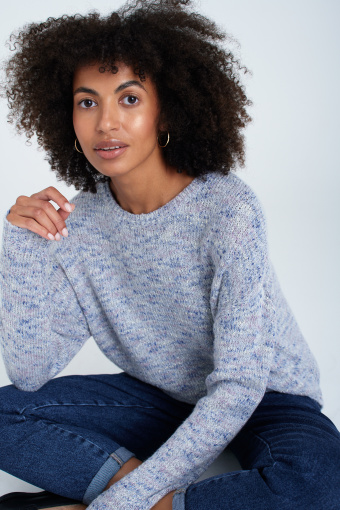 Szary sweter oversize z długim rękawem