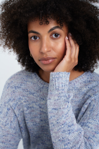 Szary sweter oversize z długim rękawem