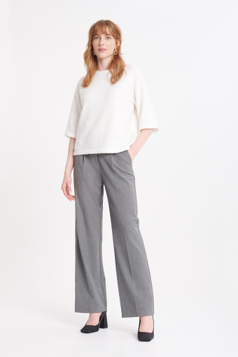 Sweter o luźnym fasonie w kolorze złamanej bieli