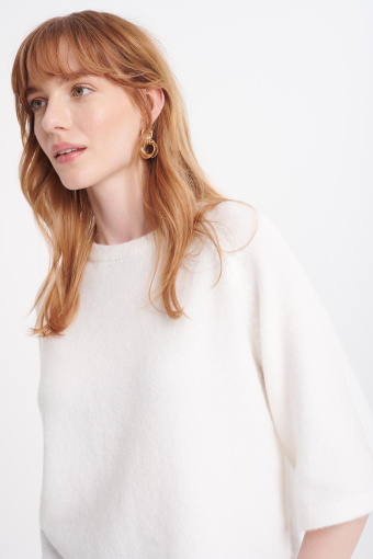 Sweter o luźnym fasonie w kolorze złamanej bieli