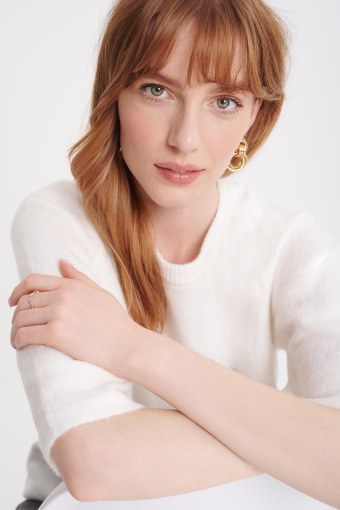 Sweter o luźnym fasonie w kolorze złamanej bieli