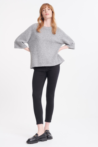 Szary sweter z szerokimi rękawami do łokcia