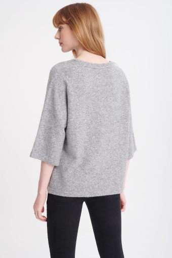 Szary sweter z szerokimi rękawami do łokcia