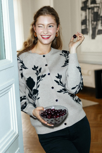 Beżowy kardigan z nadrukiem w kwiaty Beżowy kardigan z nadrukiem w kwiaty