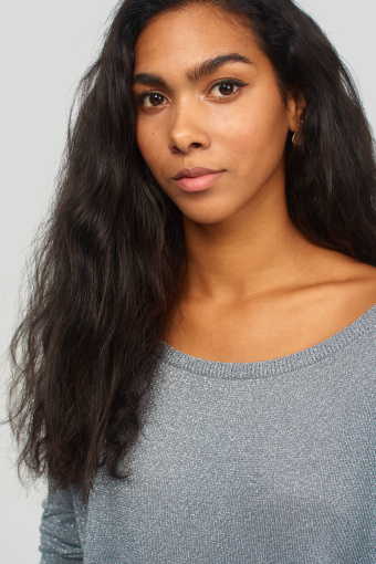 Sweter o luźnym kroju z połyskująca nitką