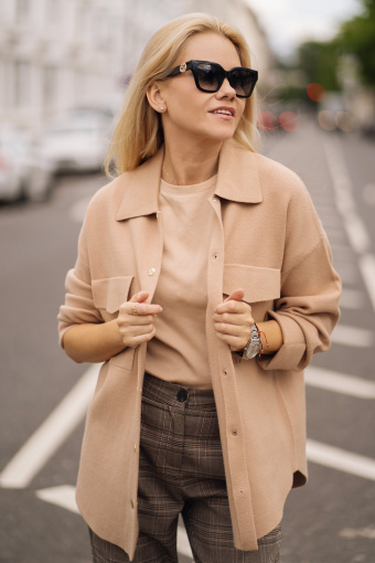 Dzianinowa kurtka z kieszeniami na przodzie