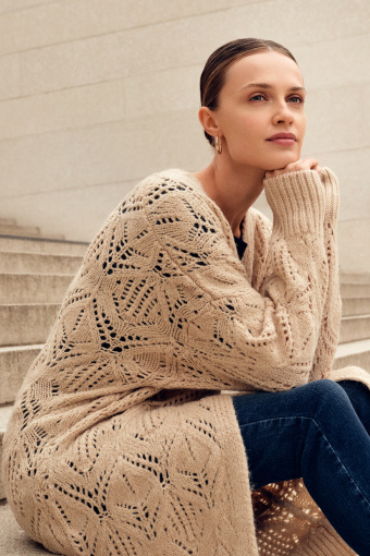 Długi, ażurowy kardigan w jasnobeżowym kolorze