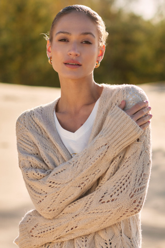 Długi, ażurowy kardigan w jasnobeżowym kolorze