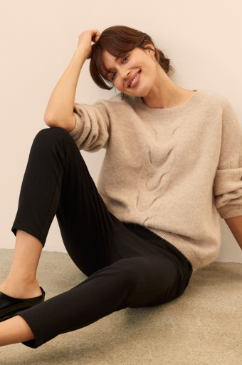 Sweter o luźnym kroju z ozdobnymi warkoczami, beżowy Sweter o luźnym kroju z ozdobnymi warkoczami, beżowy