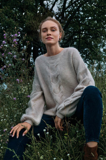 Sweter o luźnym kroju z ozdobnymi warkoczami Sweter o luźnym kroju z ozdobnymi warkoczami