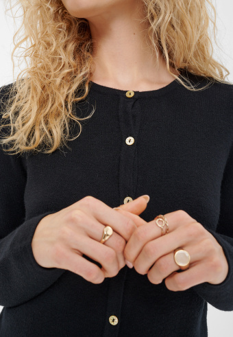 Dopasowany czarny kardigan