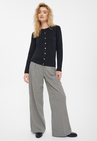 Dopasowany czarny kardigan