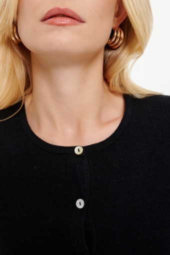 Dopasowany czarny kardigan