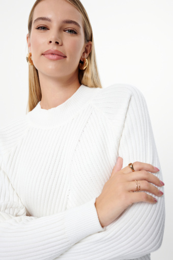 Biały prążkowany sweter