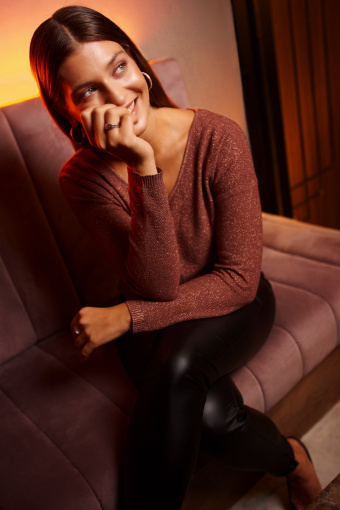 Elegancki sweter z subtelnym błyskiem, brązowy Elegancki sweter z subtelnym błyskiem, brązowy
