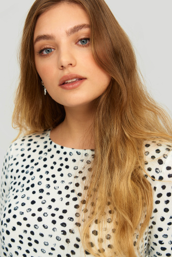 Biały, dzianinowy sweter z nadrukiem w groszki