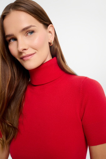 Dopasowany czerwony golf z krótkim rękawem Dopasowany czerwony golf z krótkim rękawem