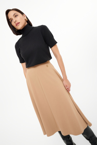 Czarny wiskozowy golf z krótkim rękawem