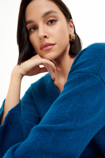 Ciemnoniebieski sweter z dekoltem w serek Ciemnoniebieski sweter z dekoltem w serek