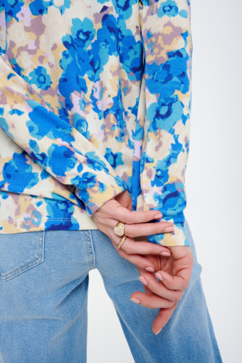 Sweter w niebieskie kwiaty długi rękaw Sweter w niebieskie kwiaty długi rękaw