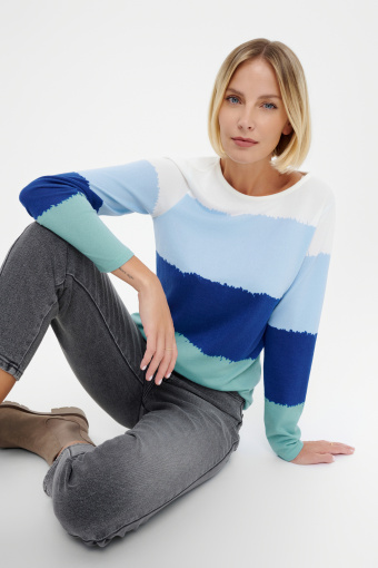 Niebieski sweter z nadrukiem w paski Niebieski sweter z nadrukiem w paski