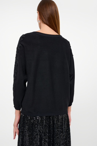 Czarny sweter z ozdobnym ażurowym haftem