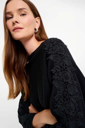 Czarny sweter z ozdobnym ażurowym haftem